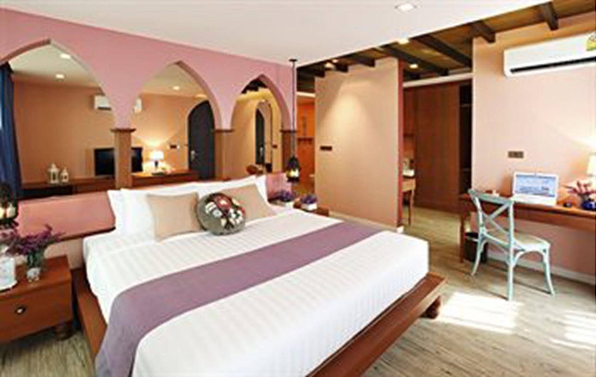 Amber Boutique Silom Hotel Bangkok Exterior photo